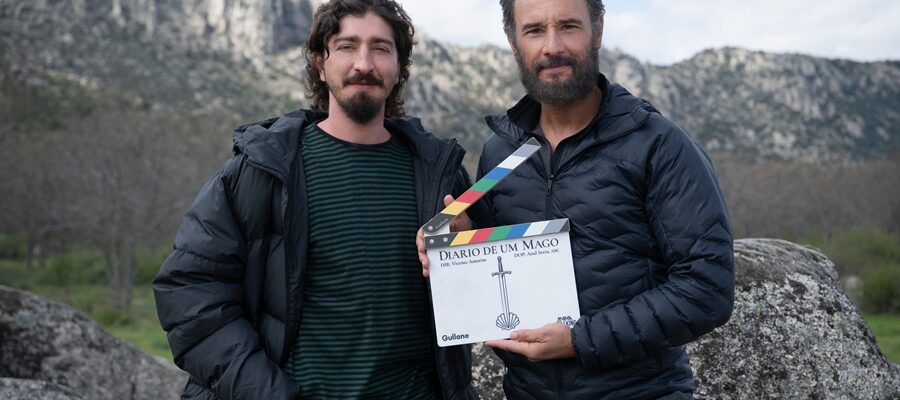 O DIÁRIO DE UM MAGO. Johnny Massaro as Paulo, Rodrigo Santoro as Petrus in O Diário de Um Mago. Cr. Marcelo Maragni/Netflix © 2026