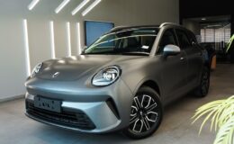 ORA-5-no-showroom-da-Bamaq-GWM--2-carros-ora-5-primeiro-suv-100-eletrico-da-gwm-chega-a-bamaq-gwm