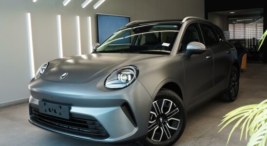 ORA-5-no-showroom-da-Bamaq-GWM--2-carros-ora-5-primeiro-suv-100-eletrico-da-gwm-chega-a-bamaq-gwm
