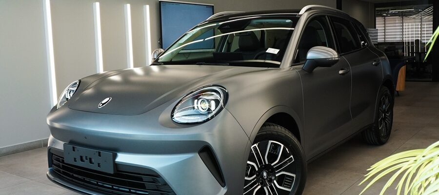 ORA-5-no-showroom-da-Bamaq-GWM--2-carros-ora-5-primeiro-suv-100-eletrico-da-gwm-chega-a-bamaq-gwm